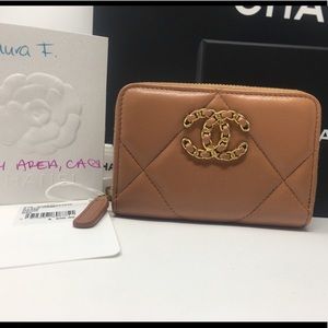 SOLD💕BNIB Chanel 21K caramel 19 zipped cardholder